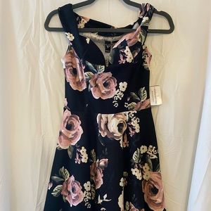 ✨Brand New W Tags✨ Windsor Dress- Roses